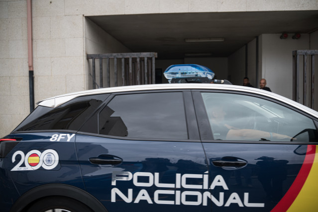 Archivo - Agentes de la policía nacional en una intervención anterior, en Ribeira, A Coruña, Galicia (España).