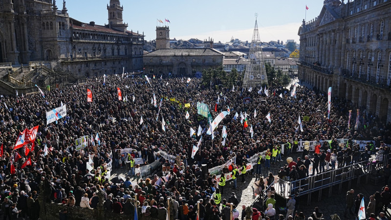 El numero de manifestantes de la protesta llevada a cabo en santiago de compostela contra altri ha sido tal que el manifiesto ha tenido que leerse dos veces 4 800x450