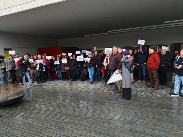 Vecinos de Parga y Guitiriz (Lugo) concentran en el HULA contra los recortes sanitarios en el municipio