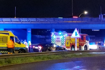 Servicios de emergencias en el lugar del vuelco en Alfonso Molina en una foto publicada por EloyTP Twitter