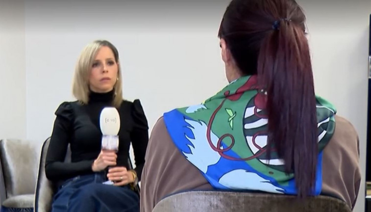 La madre denunciante, de espaldas, durante el programa Código 10