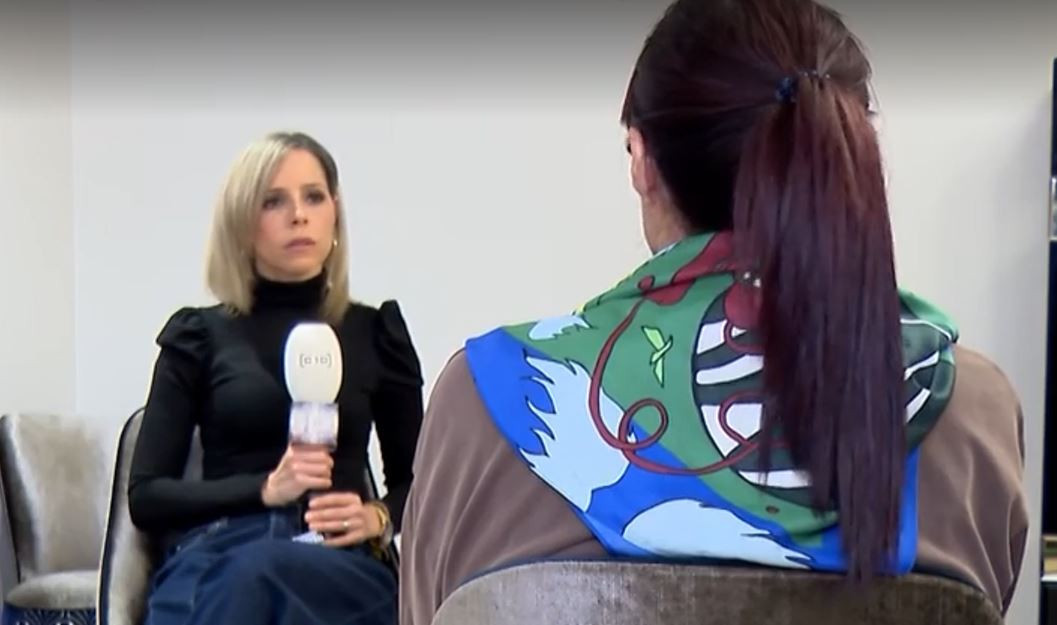 La madre denunciante, de espaldas, durante el programa Cu00f3digo 10