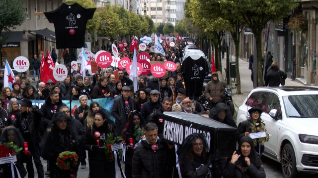 Cientos de profesores recorren las calles compostelanas entre féretros y velas en el 