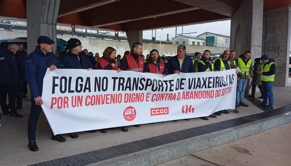 Protesta por la huelga de transportes, en la estación de Santiago a 5 de diciembre de 2025