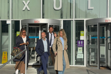 El alcalde de Ourense, Gonzalo Pérez Jácome, acompañado de su abogado y de la concejala de Dinamización y Política Social, Noa Rouco, a la salida del juzgado después de haber sido citado a decla