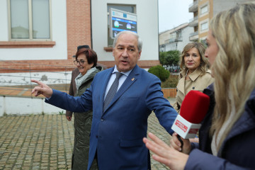 El presidente de la Diputación de Lugo, José Tomé, durante la puesta en marcha del nuevo servicio de autobuses rurales, a 10 de diciembre de 2025, en Campo de San Antón, Monforte de Lemos, Lugo, G
