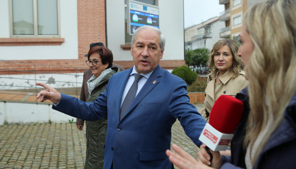 El presidente de la Diputación de Lugo, José Tomé, durante la puesta en marcha del nuevo servicio de autobuses rurales, a 10 de diciembre de 2025, en Campo de San Antón, Monforte de Lemos, Lugo, G