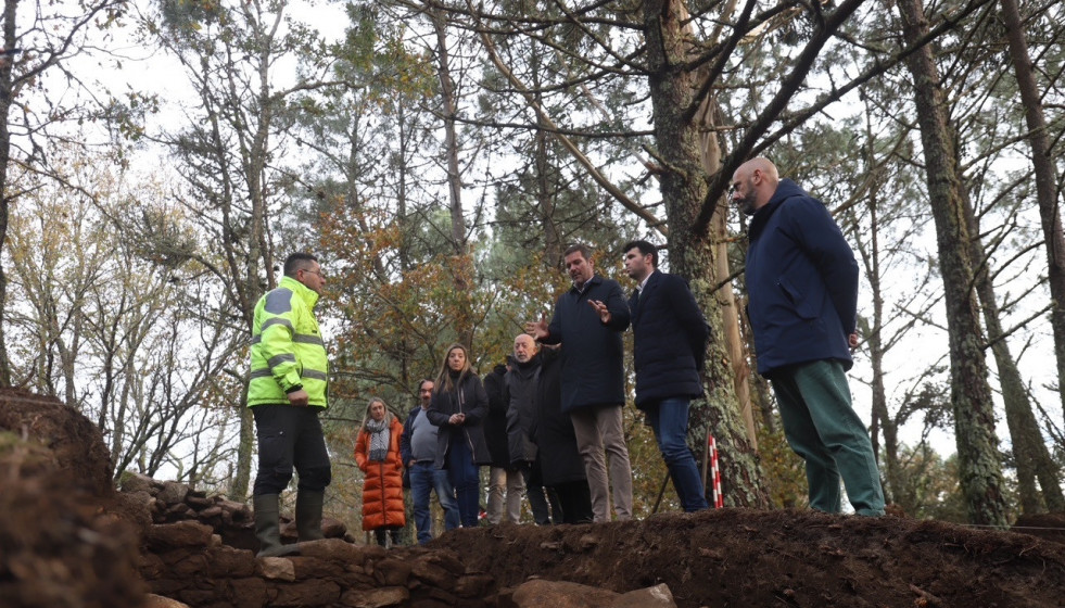 El conselleiro de Cultura, Lingua e Xuventude, José López Campos, visita la excavación del castro de Barbude en A Estrada (Pontevedra), a 18 de diciembre de 2025.