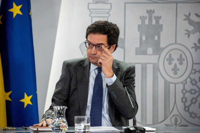 El ministro de Transformación Digital y Función Pública, Óscar López, durante una rueda de prensa tras el Consejo de Ministros, en el Complejo de la Moncloa, a 2 de diciembre de 2025.