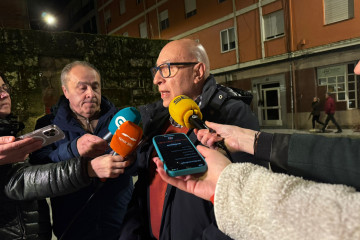 El alcalde de Barbadás, Xosé Carlos Valcárcel, frente a la sede provincial del PSdeG en Ourense