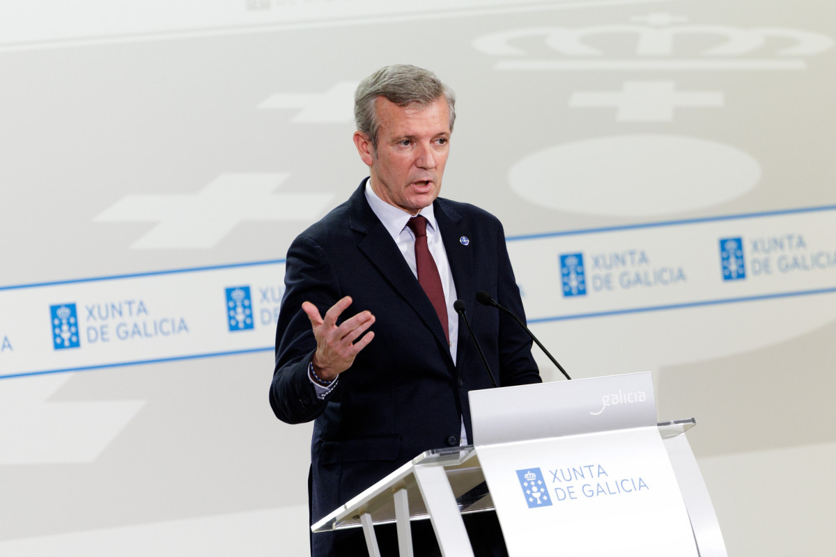 O titular do Executivo galego, Alfonso Rueda, acompañado pola conselleira de Economía, María Jesús Lorenzana, na rolda de prensa posterior á reunión do Consello da Xunta. Sala do Consello, 15/12