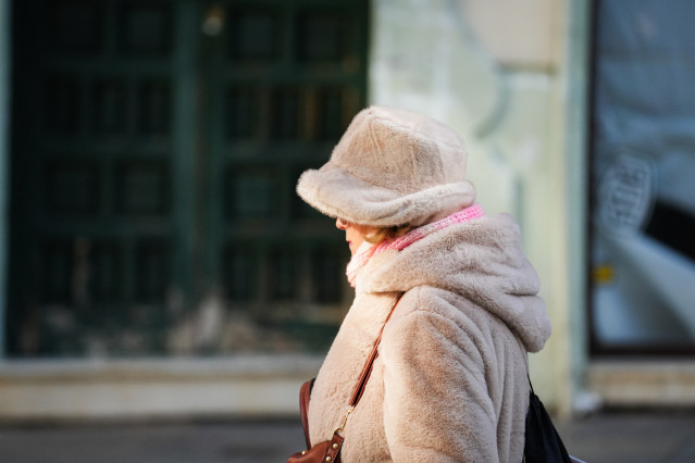 Imagen de transeúntes sevillanos protegiéndose del frío a pocos días de la entrada oficial del invierno. A 17 de diciembre de 2025, en Sevilla (Andalucía, España). Según predicciones, Andalucía encara un invierno 2026 con valores mas cálidos en cuanto a t