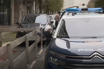 Vehículo policial ante el edificio donde ocurrieron los hechos