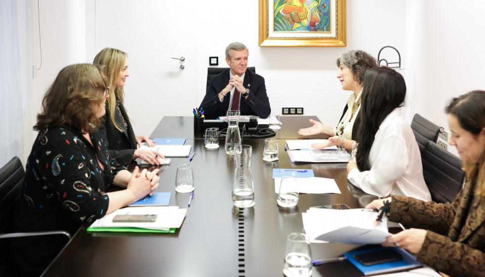 El presidente de la Xunta, Alfonso Rueda, se reunió con representantes de la Asociación de Familias Monomarentais de Galicia (Fagamos) y de la Asociación Madres Solteras por Elección
