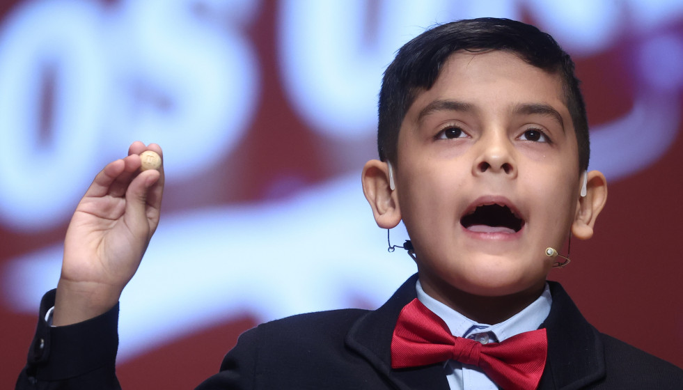 Un niño del Colegio de San Ildefonso canta el tercer premio de la Lotería de Navidad
