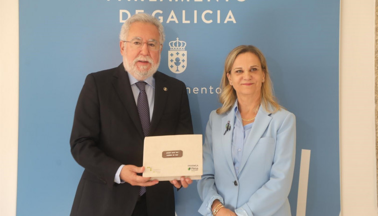 Archivo - La Valedora do Pobo, Dolores Fernández Galiño, entrega al presidente del Parlamento de Galicia, Miguel Ángel Santalices, el informe anual 2023 de la institución