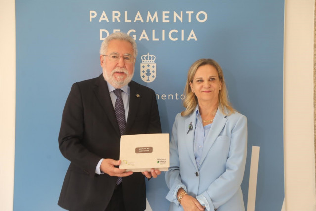 Archivo - La Valedora do Pobo, Dolores Fernández Galiño, entrega al presidente del Parlamento de Galicia, Miguel Ángel Santalices, el informe anual 2023 de la institución