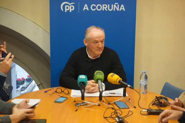 El portavoz del PP de A Coruña, Miguel Lorenzo, en rueda de prensa.