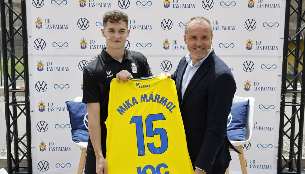 Mika Marmol en una foto de su presentación con el UD Las Palmas