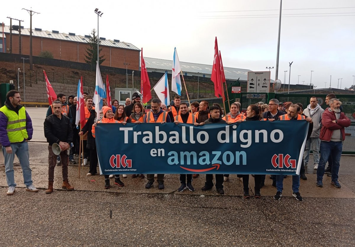 Trabajadores de Amazon en la concentraciu00f3n convocada por CIG frente al almacu00e9n de O Porriu00f1o en una foto del sindicato