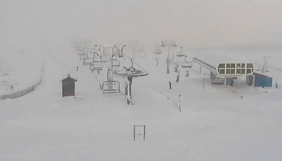Cabeza de pista en la Estación Invernal de Manzaneda en una imagen de la webcam de la CRTVG el 23 de diciembre a las 4 de la tarde