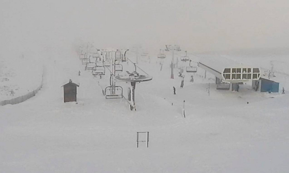 Cabeza de pista en la Estaciu00f3n Invernal de Manzaneda en una imagen de la webcam de la CRTVG el 23 de diciembre a las 4 de la tarde