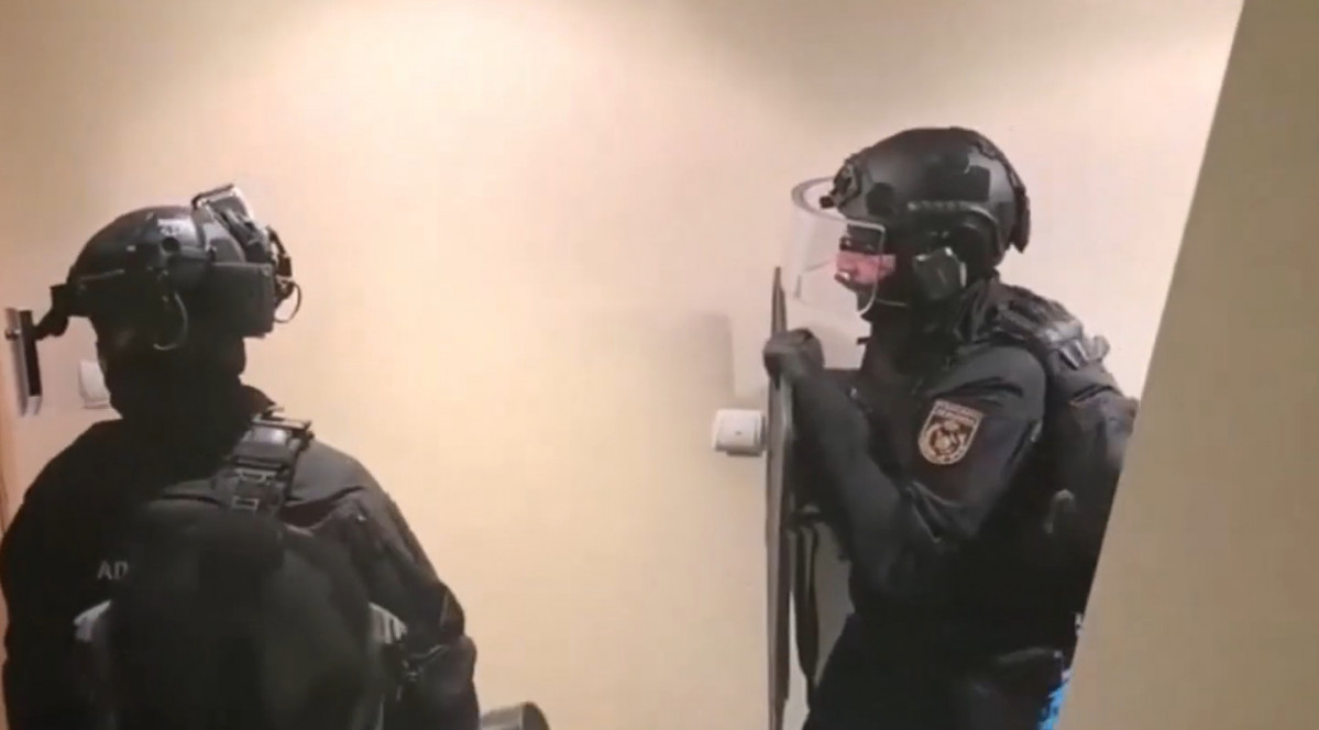 Agentes de la Agencia Tributaria asaltando un domicilio durante la operación Pampilina Stars