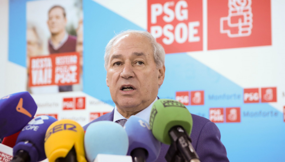 El hasta ahora presidente de la Diputación de Lugo, José Tomé, durante su comparecencia, en la sede del PSdeG-PSOE en Monforte