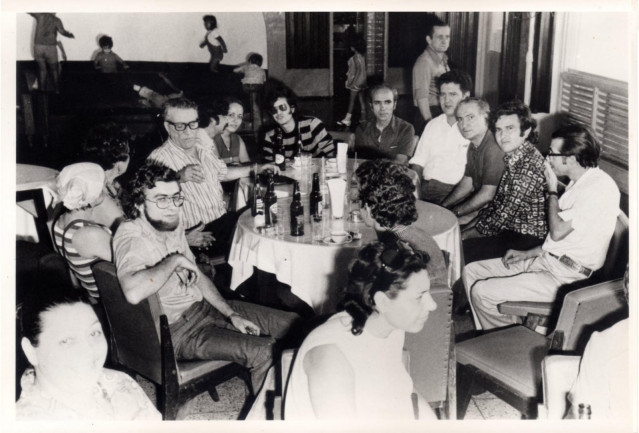 Celso Emilio Ferreiro con su familia y amigos poco antes de regresar de Venezuela (1973) Luís, en primeiro plano.