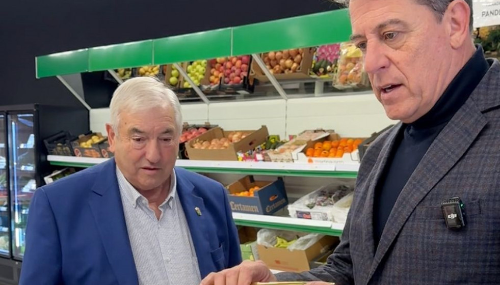 El secretario xeral del PSdeG, José Ramón Gómez Besteiro, en el supermercado municipal de Pol (Lugo) junto al alcalde de la localidad, Lino Rodríguez.