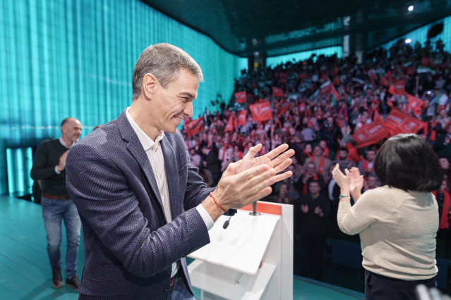 El secretario general del PSOE y presidente del Gobierno, Pedro Sánchez, participa en el acto de cierre de campaña electoral, a 19 de diciembre de 2025, en Villanueva de la Serena, Badajoz, Extremadura.
