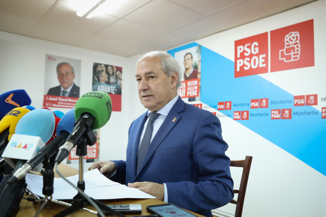 El hasta ahora presidente de la Diputación de Lugo, José Tomé, durante su comparecencia, en la sede del PSdeG-PSOE en Monforte, a 10 de diciembre de 2025.