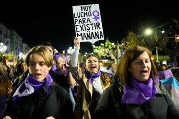 Archivo - Una mujer sostiene una pancarta durante una manifestación contra las violencias machistas, a 25 de noviembre de 2022, en Santander, Cantabria (España).
