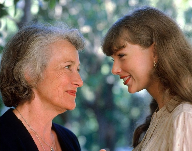 Unos trasuntos de Alexandra Kollentai y de Taylor Swift miru00e1ndose a los ojos