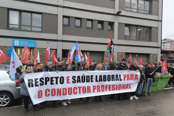 Concentración del personal de transporte de viajeros y viajeras por carretera en la provincia de A Coruña ante la estación de autobuses de A Coruña