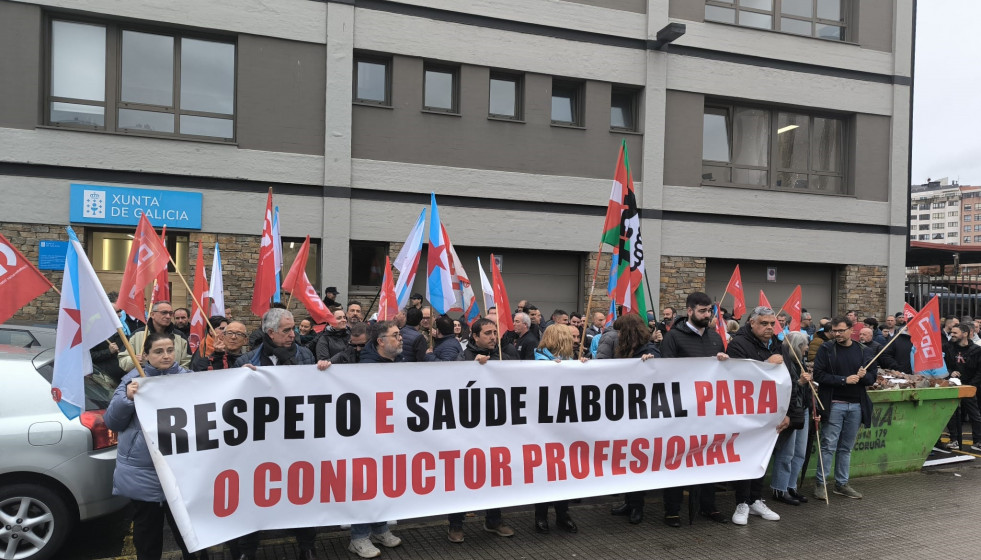 Concentración del personal de transporte de viajeros y viajeras por carretera en la provincia de A Coruña ante la estación de autobuses de A Coruña