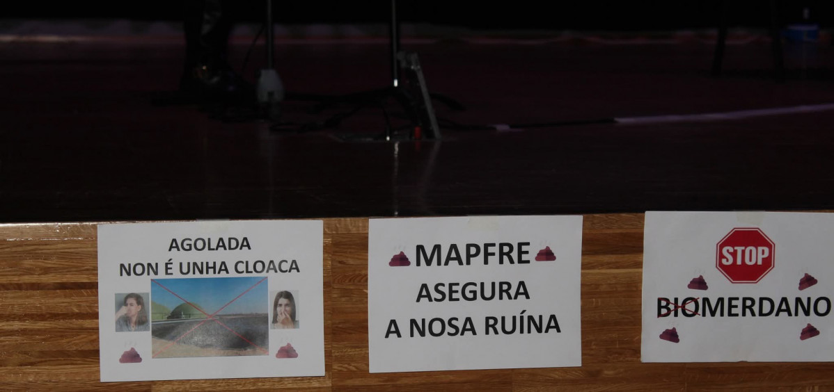 Carteles en la reuniu00f3n de la Plataforma Stop Biometano Agolada el 28 de diciembre de 2025