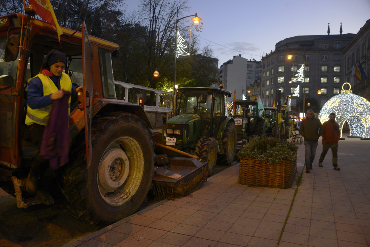 Una tractorada de ganaderos colapsa el centro de Ourense en contra del acuerdo de la UE con Mercosur y en defensa de una Política Agrícola Común (PAC) “justa”