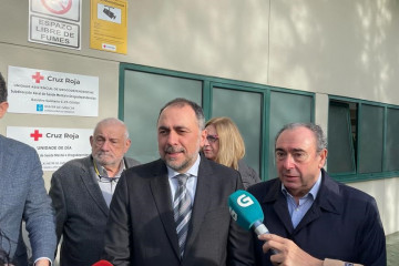 El conselleiro de Sanidade, Julio García Comeseña, atiende a los medios durante su visita a las instalaciones de la Unidad Asistencial de Drogodependencias de la Cruz Roja. En Lugo, a 15 de enero de