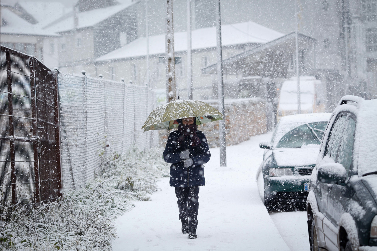 Archivo - Un hombre con un paraguas en una calle de Pedrafita do Cebreiro, a 5 de enero de 2024, en Pedrafita do Cebreiro, Lugo, Galicia (España). Un temporal de nieve ha entrado por el norte de Gali