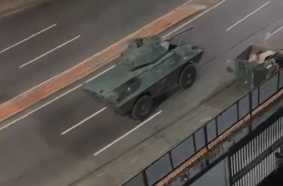 Tanqueta en las calles de Caracas tras los bombardeos