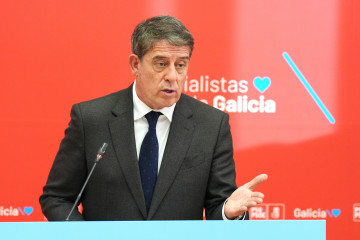 El secretario general del PSdeG y portavoz del Grupo Socialista en el Parlamento de Galicia, José Ramón Gómez Besteiro, hace declaraciones ante los medios, en el Parlamento de Galicia, a 16 de dici