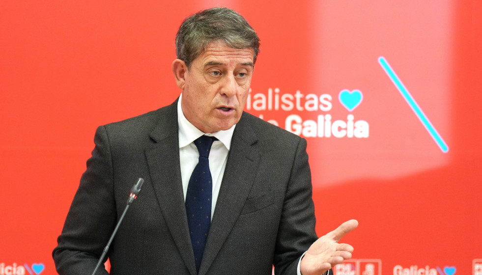 El secretario general del PSdeG y portavoz del Grupo Socialista en el Parlamento de Galicia, José Ramón Gómez Besteiro, hace declaraciones ante los medios, en el Parlamento de Galicia, a 16 de dici