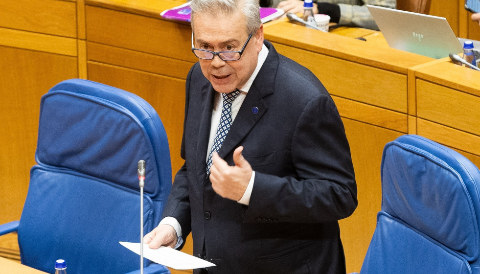 El conselleiro de Sanidade, Antonio Gómez Caamaño, responde a una pregunta en el Parlamento de Galicia.