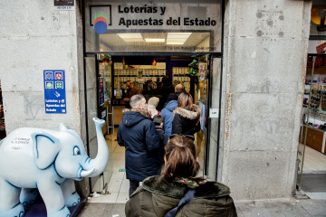 Archivo - Varias personas hacen cola para comprar lotería para el Sorteo Extraordinario del Niño, a 2 de enero de 2023, en Madrid (España).