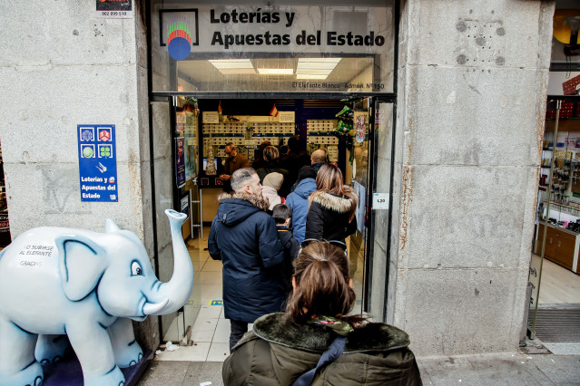 Archivo - Varias personas hacen cola para comprar lotería para el Sorteo Extraordinario del Niño, a 2 de enero de 2023, en Madrid (España).
