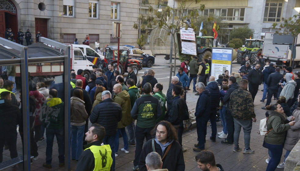 Tractores de ganaderos colapsan el centro de Ourense, frente a la Subdelegación del Gobierno