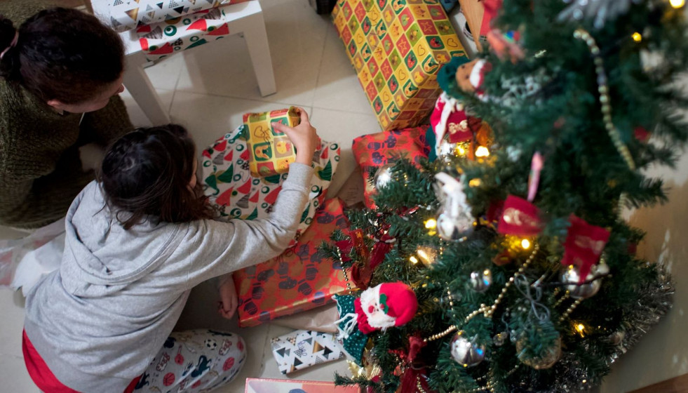 Niños abriendo regalos el día de Reyes