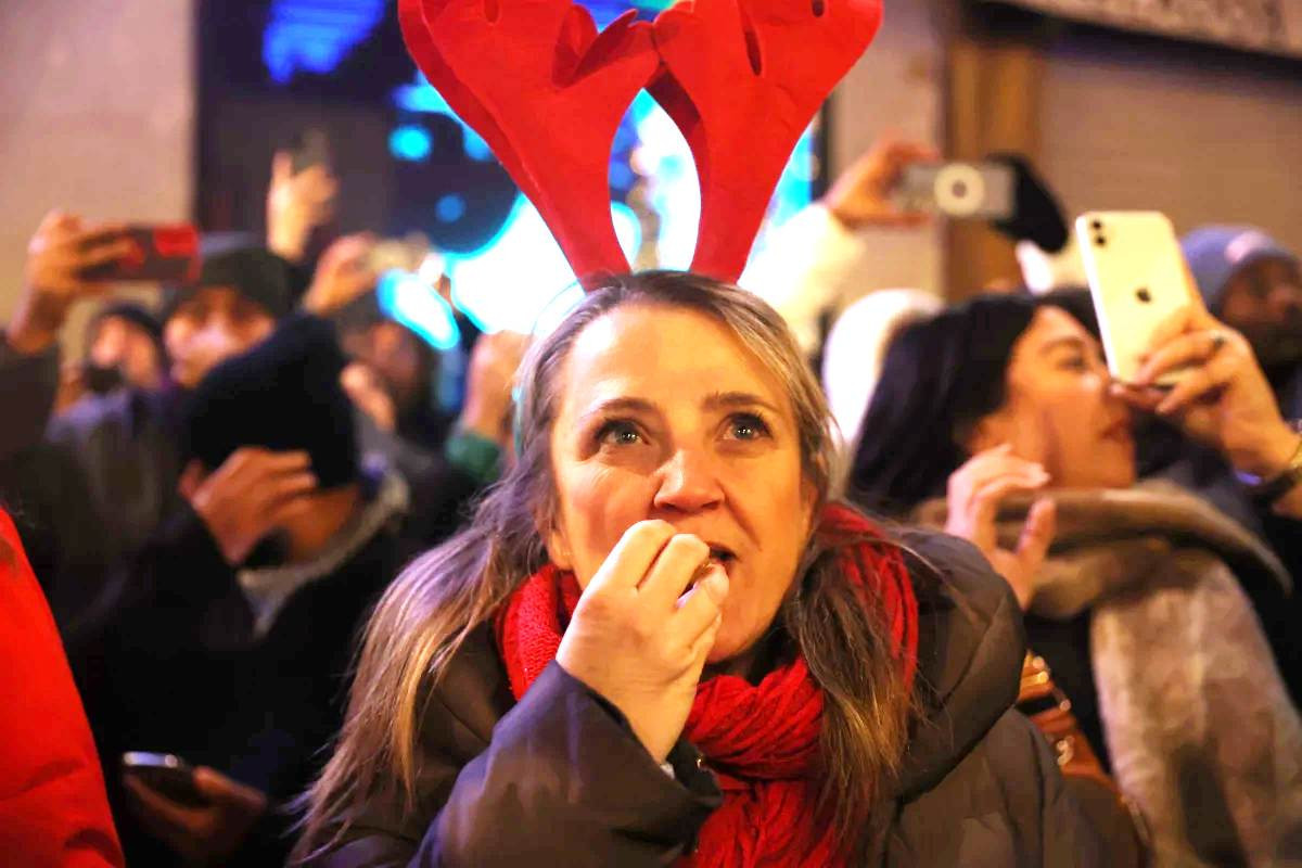 Archivo   Una mujer disfrazada toma las 12 uvas, durante las campanadas de Nochevieja 2023, en la Puerta del Sol, a 1 de enero de 2024, en Madrid (Espau00f1a).