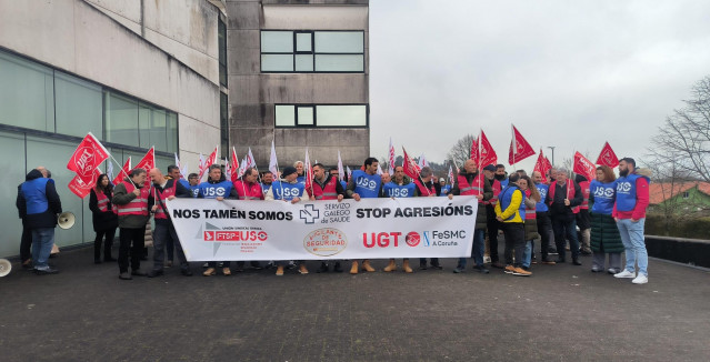 Concentración de seguridad privada sanitaria ante la Consellería de Sanidade, en Santiago de Compostela